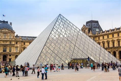 Het Museum Van Het Louvre In Parijs Redactionele Foto Afbeelding