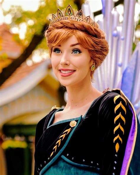 Queen Anna Of Arendelle Disneyland Princess Anna Disney Disney Face
