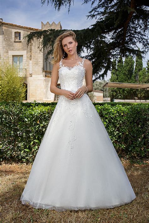 Solltest du etwas bestimmtes vermissen, schreib uns eine email oder ruf uns an, wir helfen dir gerne weiter. Brautkleid Samira | Marinette Brautmoden | Dortmund