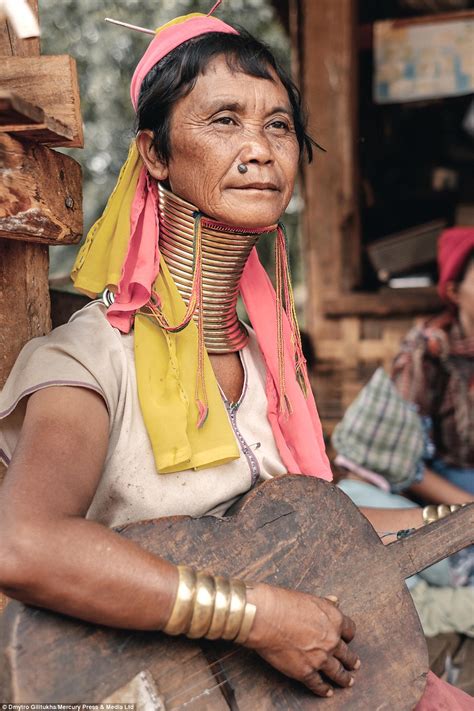 Wearing the rings around their necks is every kayan women's choice, which they have to make until their twenties. Photographer Dmytro Ghilitukha captures members of Kayan ...