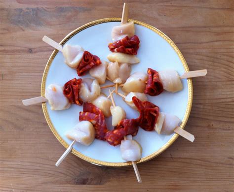 Brochettes de noix de saint - jacques au chorizo avec une pointe de