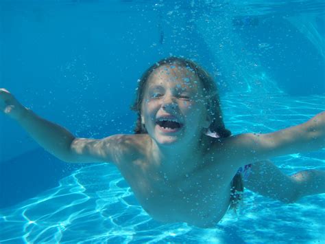 A child is playing in a puddle of water while wearing only a loin cloth. Pacific Pools & Spa. Πισίνες βαριάς κατασκευής: 10 ΛΟΓΟΙ ...