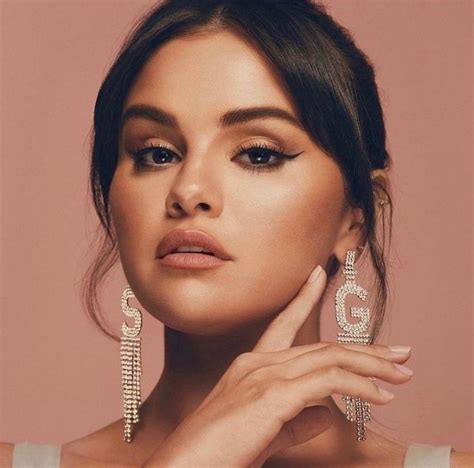 Selena Gomez Posa Para Ensaio De Moda E Fala Sobre Diagnóstico De Bipolaridade Autoestima E