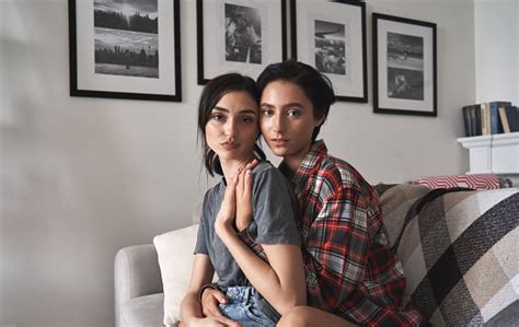 Potret Pasangan Lgbtq Lesbian Sayang Muda Berpelukan Di Rumah Dua Wanita Cantik Jatuh Cinta