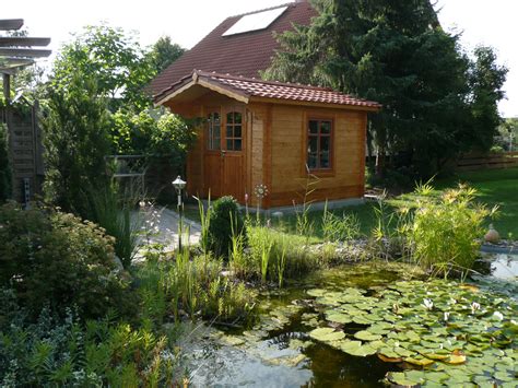 Maybe you would like to learn more about one of these? Ein süßer Garten mit Gartenhaus und Teich. http://www ...