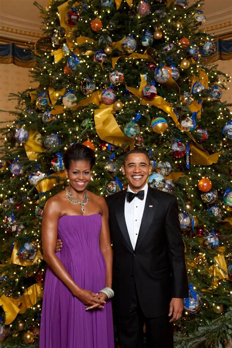Filemichelle And Barack Obama Pose In Front Of The Official White