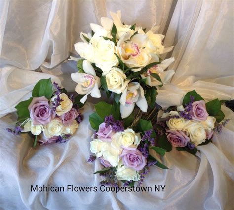 Cymbidium Orchids With Roses For The Bride Bridesmaids Have A Blend Of Lavender And Cream Ro