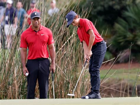 Acompañado de su hijo Tiger Woods regresó al golf tras su grave