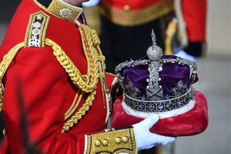 مواصفات تاج الملكة إليزابيث الثانية ملكة بريطانيا مشاهير