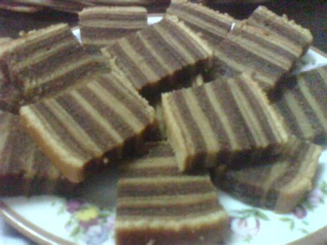 Nak buat resepi kek lapis horlick pun sama rahsianya.pastikan air dalam pengukus dah mendidih baru masukkan lapisan pertama.selepas masak sebab tu rasa kek lapis horlick dan juga kek lapis lain padat tapi lembut dan lembab.ini semua hasil kombinasi cara penyediaan kek lapis itu sendiri. Baked and Bites: Kek Lapis Horlick Milo