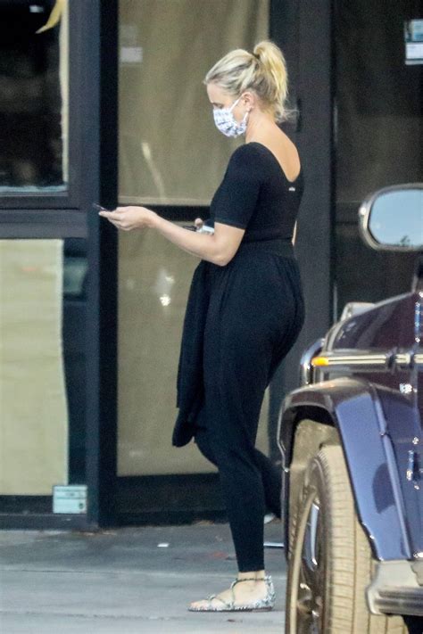 She weights 124 lbs (56 kg). Cameron Diaz - Seen at her physical therapist in Beverly ...