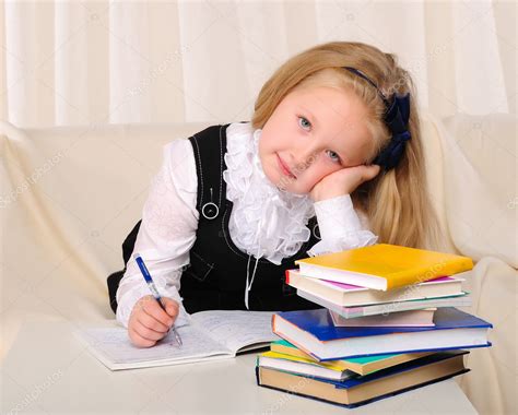A Menina Tem Estado A Estudar Fotos Imagens De © Sergeynivens 4470063