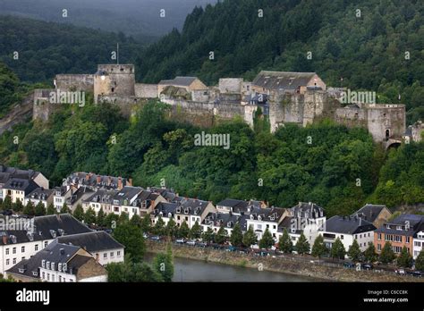 Le château de Bouillon surplombe la ville le long de la Semois dans les