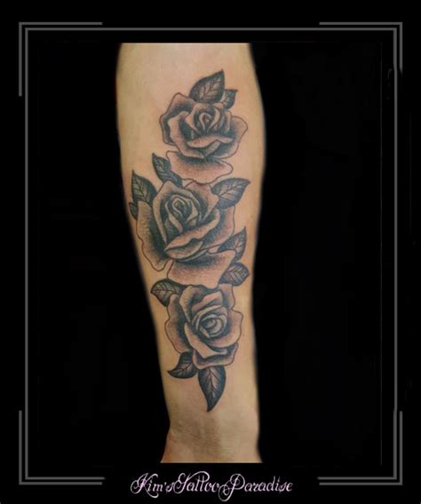 Kleines rosen tattoo am unterarm, farbiges tattoo, rote rose, tattoos mit bedeutung. rozen onderarm | Kim's Tattoo Paradise