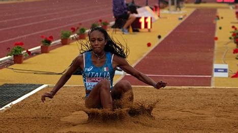 Larissa iapichino è nata a borgo san lorenzo, in provincia di firenze, il 18 luglio 2002 ed la sorella maggiore di anastasia (10 anni). Muistatko yleisurheilun maailmanmestarin Fiona Mayn? Hänen 16-vuotias tyttärensä täräytti ...