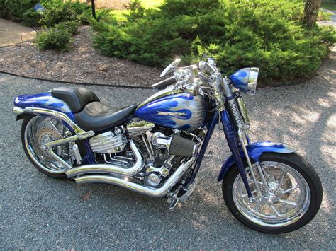Insofar as having a graphic treatment, the standard keeps firmly to the classics—as we've said there's only black or bright to be seen here, in the form of sheet. 2009 Harley-Davidson® FXSTSSE3 CVO™ Softail® Springer ...