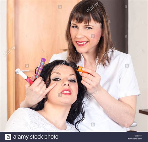stylist applying makeup to a client Stockfoto ...