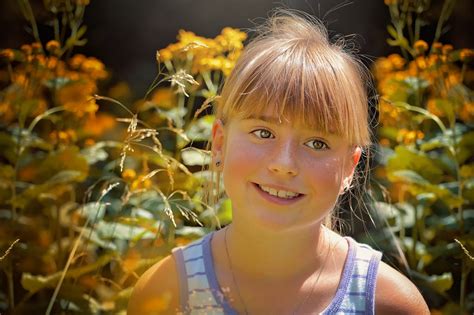 무료 이미지 자연 사람들 식물 소녀 햇빛 여름 초상화 모델 봄 가을 어린이 인간의 노랑 레이디 닫기 플로라 표정 시즌 미소 꽃들 얼굴