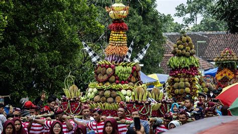 Durian Mountains Parade Through Indonesia For Annual Festival Cgtn