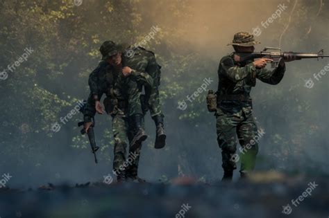 Soldado Del Ejército En Uniformes De Combate Con Ametralladora Foto