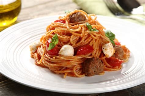 Spaghetti Napoli Z Kulkami Mozzarelli Przepis Zobacz Na Przepisy Pl
