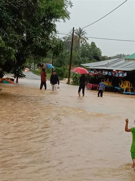 Banjir di kelantan telah melibatkan hampir 15,000 mangsa.apakah punca phenomena ini berlaku dan apakah langkah yg harus diambil. Banjir di Kelantan makin buruk, dua sungai melepasi paras ...