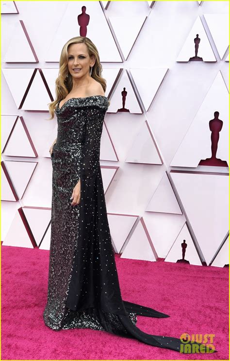 Marlee Matlin Channels Morticia Addams With Split Sleeves In Her Oscars