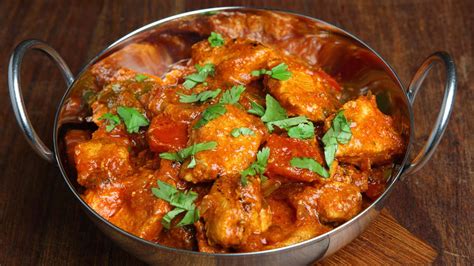 Retourner les morceaux de poulet de temps à autre dans la sauce. Poulet tikka masala - Le Gange Restaurant indien à Paris