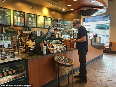 Starbucks Abandons Its Covid Vaccine Mandate For 228000 Workers A Week