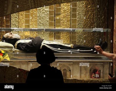 El Cadáver Disecado De San Padre Pio Está Constantemente Expuesta En Un