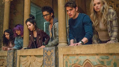 Marvels Runaways Review A Teenage Dream On Hulu