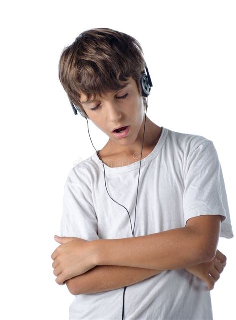Niño Que Escucha La Música Con Los Auriculares Foto De Archivo Imagen