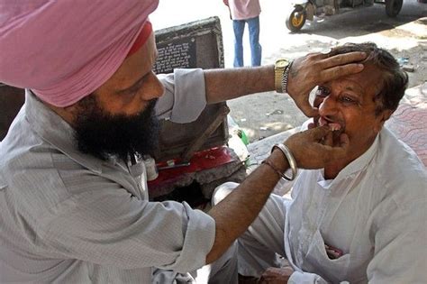 Street Dentists In India 5 Pics