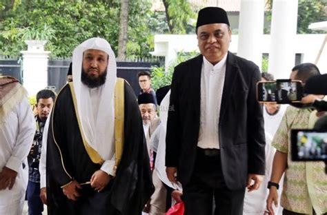 Beliau adalah 'su'ud bin ibrahim bin muhammad alu syuraim' dari qahthan, sebuah kabilah yang berada di kota syaqraa' di daerah najed, saudi arabia. Imam Masjidil Haram Anggap Indonesia sebagai 'Negara Kedua ...