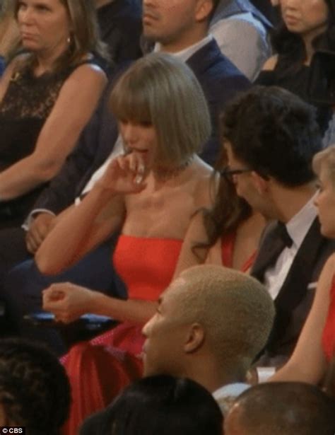 Taylor Swift Licks Her Own Hand At The Grammy Awards 2016 On Video Daily Mail Online