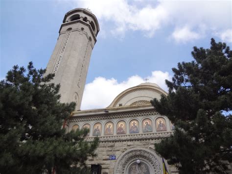 Aflat pe strada ştefan mihăileanu, la intersecţia cu strada călăraşi, lăcaşul de cult este preferat de credincioşi pentru aerul său primitor şi aşezarea retrasă. Speranta, credinta si iubire: Sfintii Imparati Constantin ...