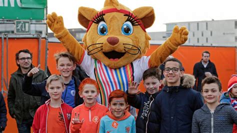 Ek Mascotte Kicky Presenteert Zich Aan De Oranjefans Onsoranje