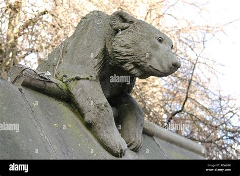 Bear Atop The Animal Wall Castle St Cardiff Stock Photo Alamy