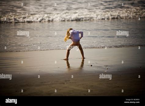 Une jeune fille va à la salle de bains sur la plage Venice Beach Los
