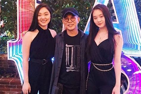 李连杰 jet li use the #jetliart. Jet Li poses with daughters for Christmas Day picture in ...