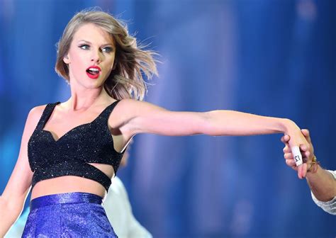 Concert Review Taylor Swift Brings Us Into Her Megastar Orbit For A Night At Atandt Stadium