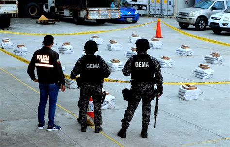 La Policía De Ecuador Halló 2 4 Toneladas De Cocaína En Un Contenedor De Bananas Que Iba Rumbo A