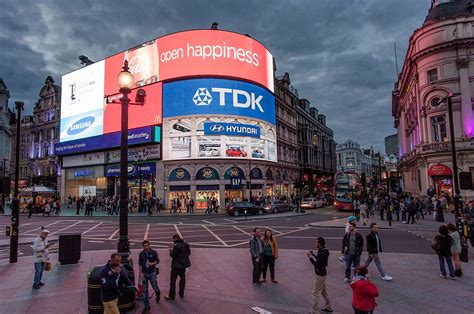 Piccadilly Circus - Wikipedia