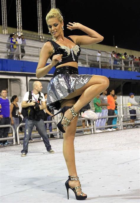 Saia curta trai Ana Hickmann durante ensaio de Carnaval Quem São Paulo