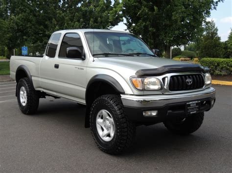 Regular cab, xtracab and double cab. 2004 Toyota Tacoma V6 / 4X4 / 5-SPEED / LIFTED LIFTED
