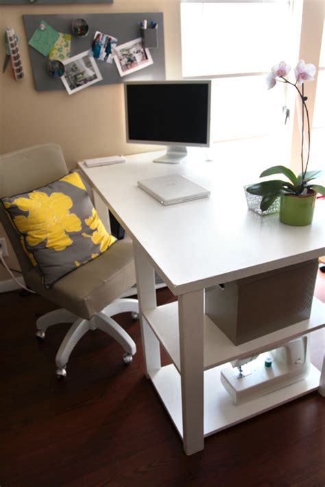 The first 1000 people to use the link will get a f. DIY Home Office Desk From An Old Door - Shelterness