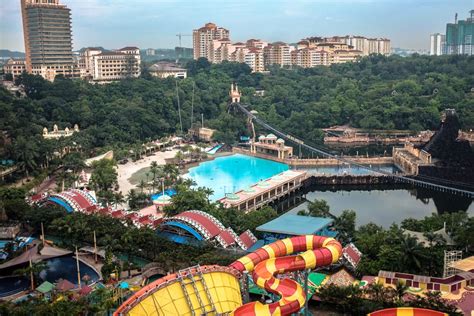 Tap water is safer if a person's lives near the water treatment plant and has new main water pipes. Escursione al parco a tema Sunway Lagoon da Kuala Lumpur