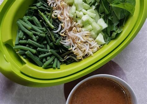 Pecel sayur, salah satu makanan terfavorit indonesia. Resep Pecel sayur oleh Dita Hediati - Cookpad