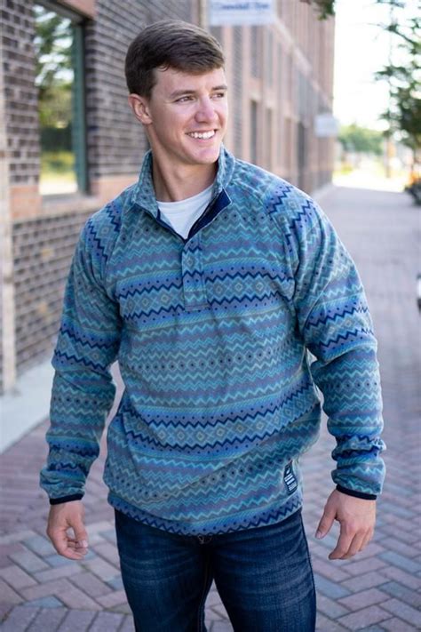 Every southern gentleman needs a pair of classic, casual shorts. Mens Southern Clothing | Gold Garment
