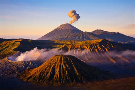 Volcano Erupting At Mount Bromo Java Indonesia Sudeste Asiático
